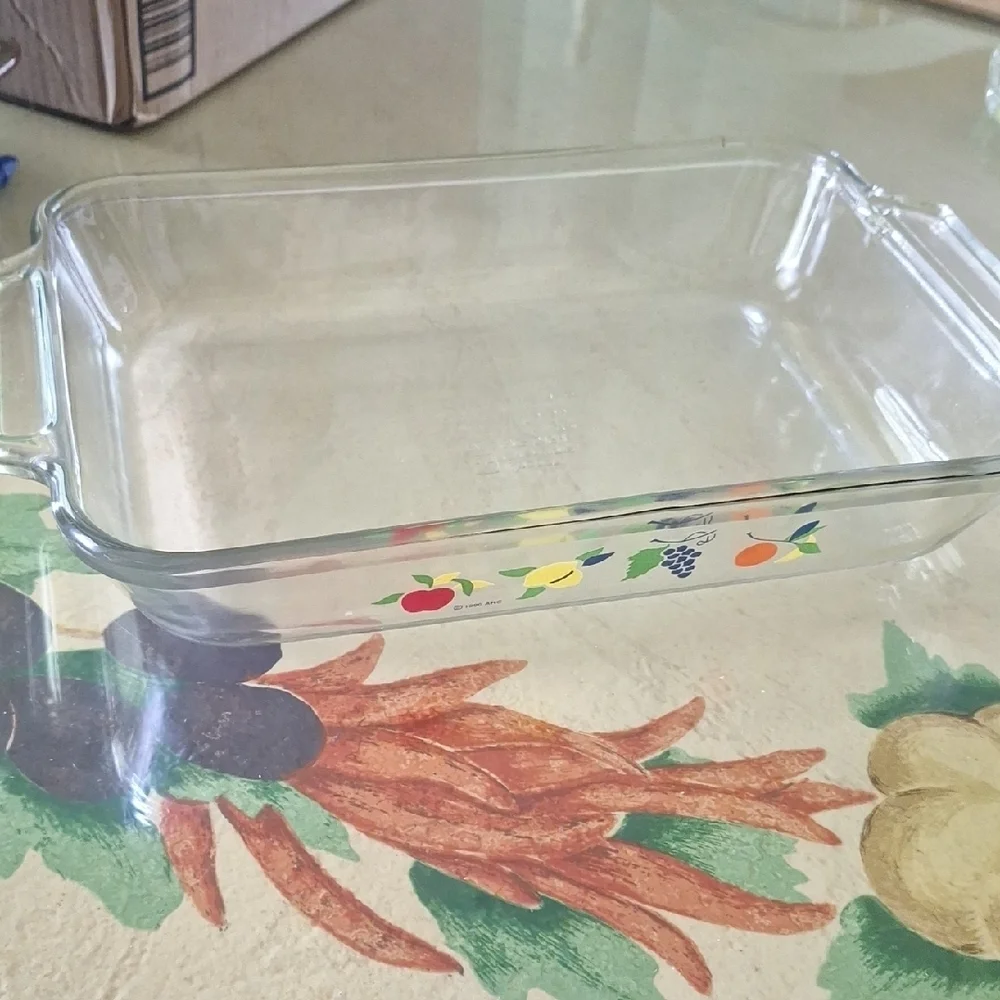 Anchor Hocking 2Quart Glass Baking/searving Dish with Colorful Fruit Design